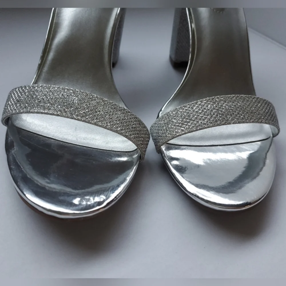 Bandolino Armory Silver Glitter Block Heels Ankle Strap Sandals Wedding Prom 8.5